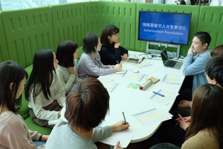 人材採用部の小野さんと、参加した学生たち