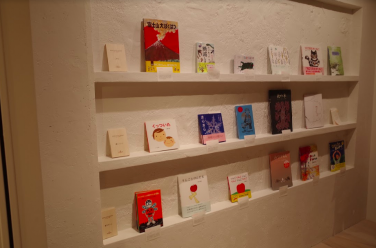 店頭で販売されている、ブックディレクター幅允孝さんが選書した本たち